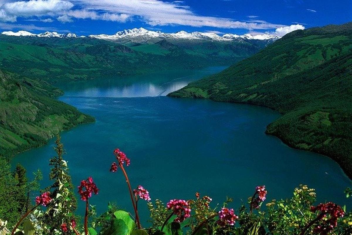 pohled na jezero v údolí s horami