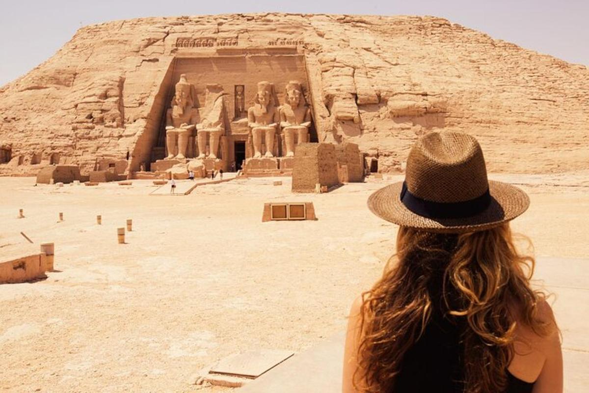 una donna con un cappello in piedi davanti ad anaraoh