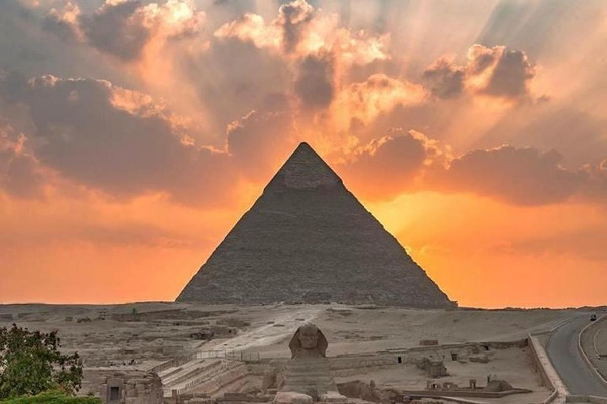 hoàng hôn trên kim tự tháp giza và tượng nhân sư