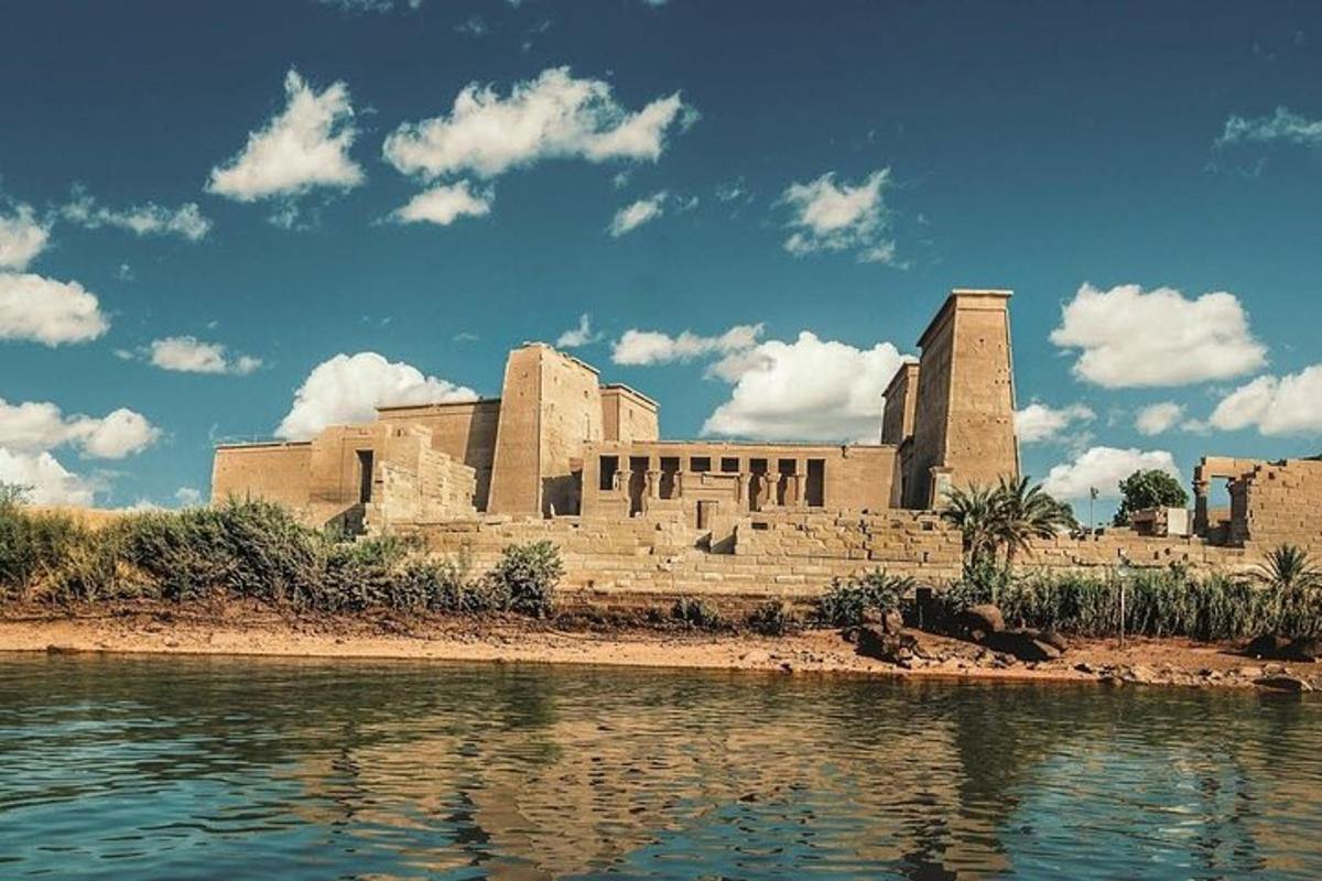un grande edificio sul lato di uno specchio d'acqua