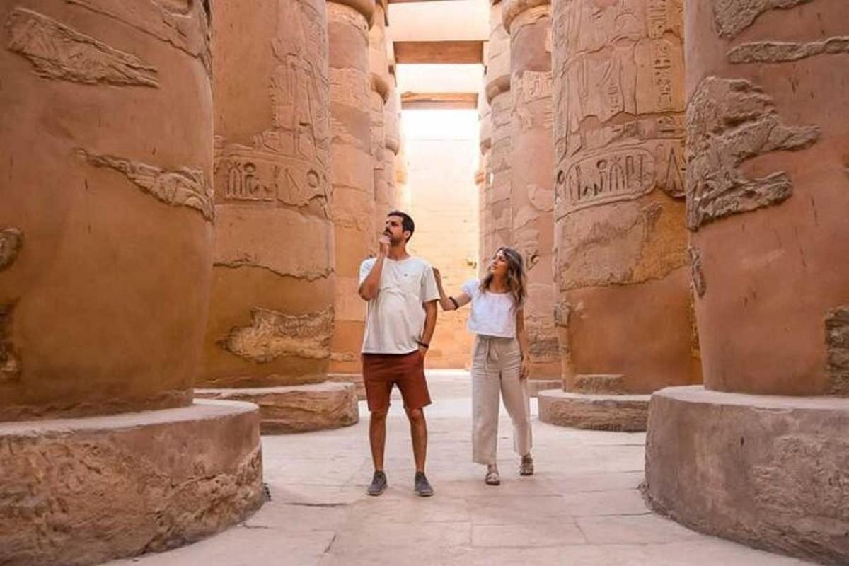 un uomo e una donna in piedi in un tempio