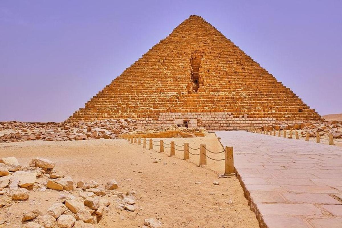 una imagen de la pirámide en el desierto