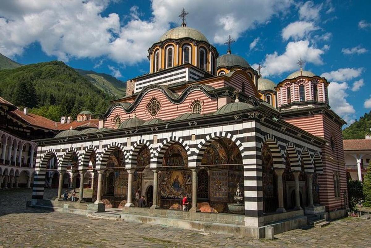 un gran edifici amb una cúpula
