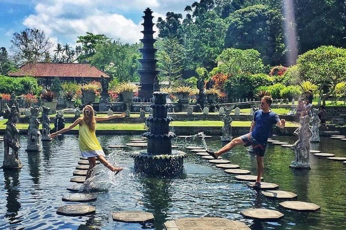 Dos niños jugando en una fuente en un parque