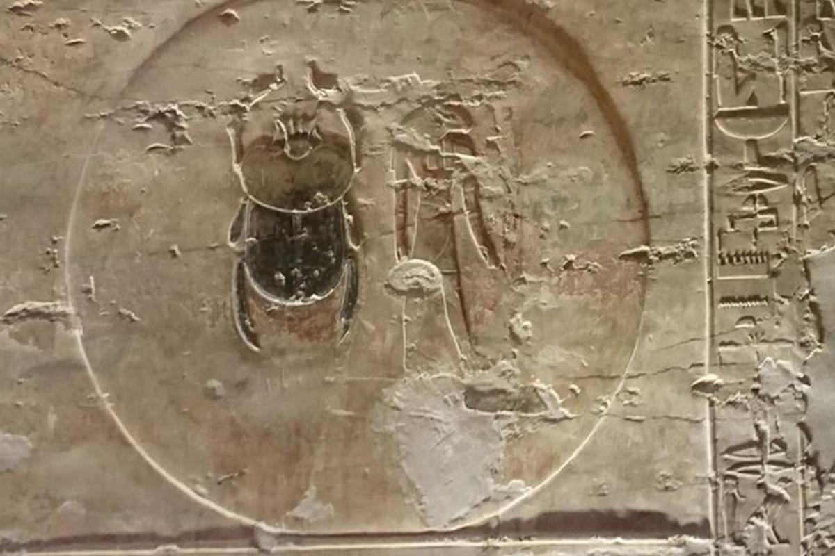 μια παλιά φωτογραφία ενός προσώπου σε ένα ρολόι