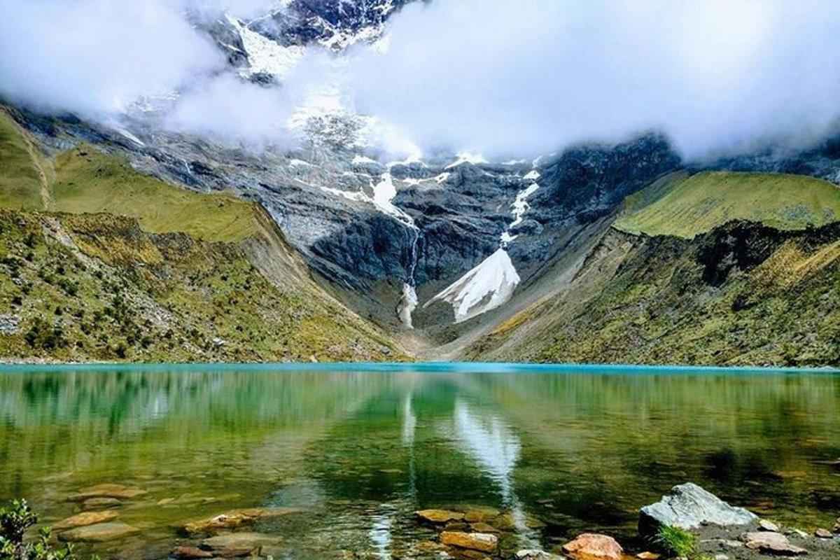 una montagna che si riflette nell'acqua di un lago