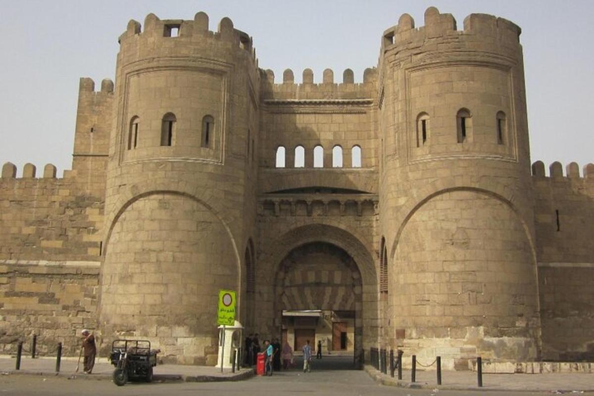 un gran edifici de maó amb dues grans entrades