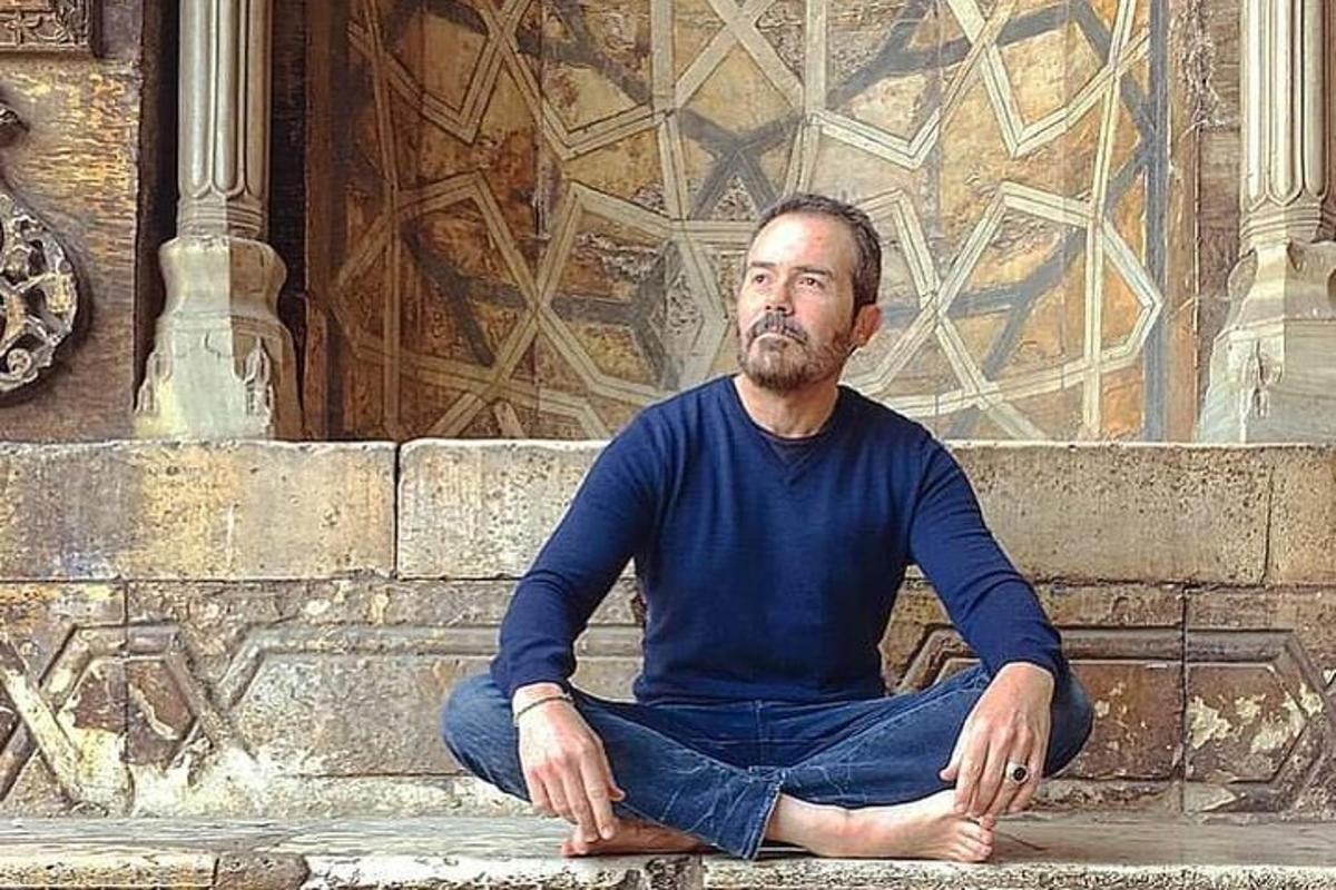 seorang lelaki duduk di atas tanah dalam meditasi