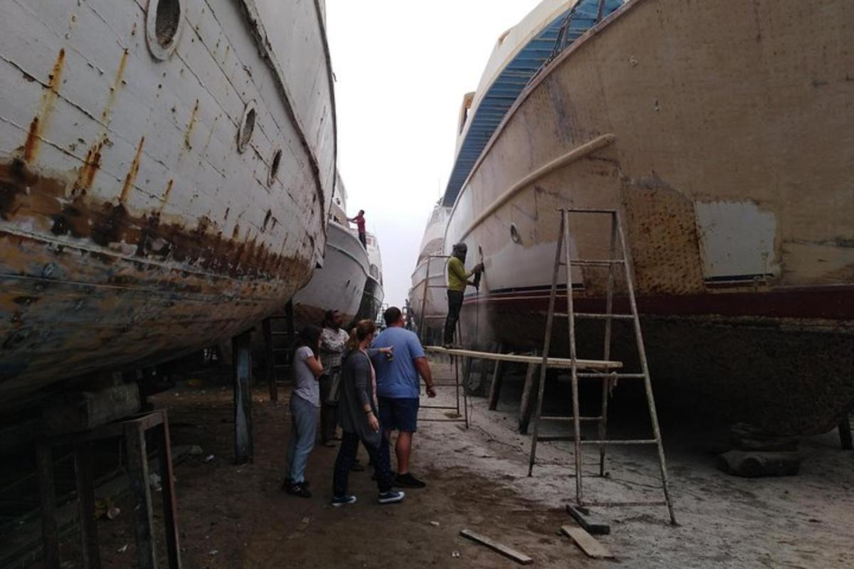 een groep mensen die naast een boot staan