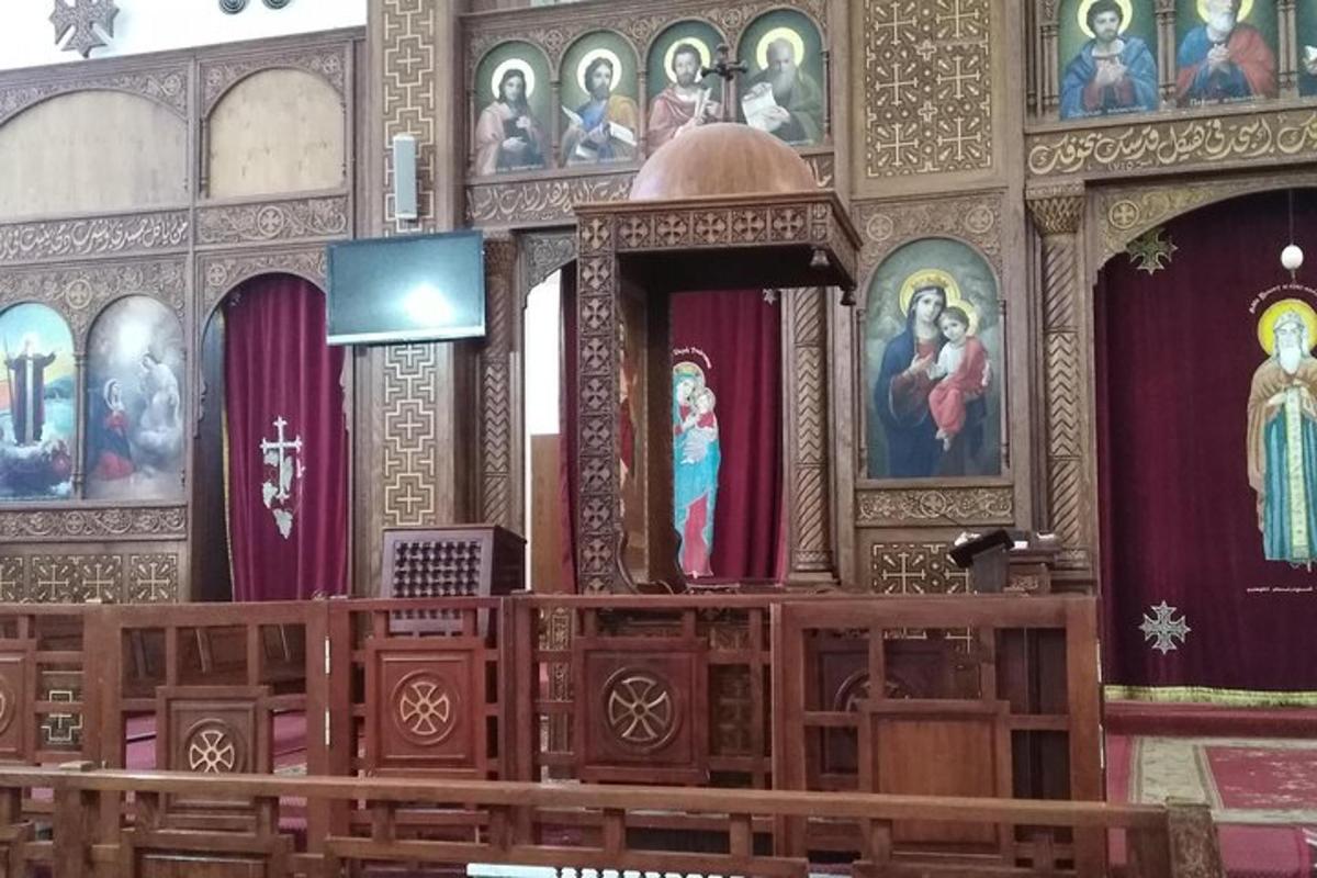 een altaar in een kerk met schilderijen aan de muren