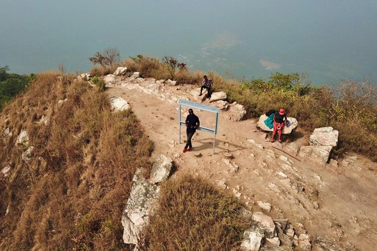 un groupe de personnes debout au sommet d'une montagne