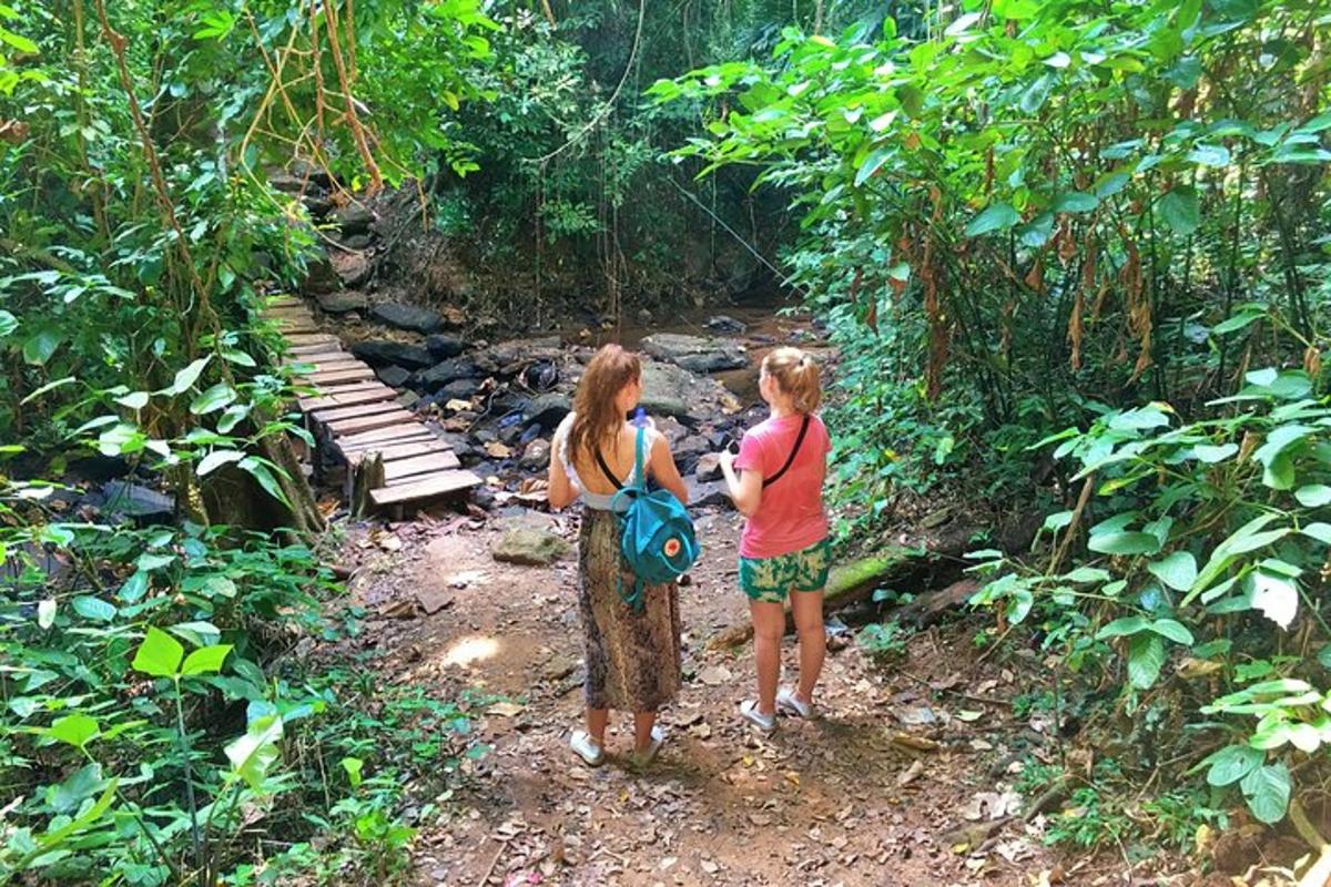 zwei Frauen stehen auf einem Pfad im Wald