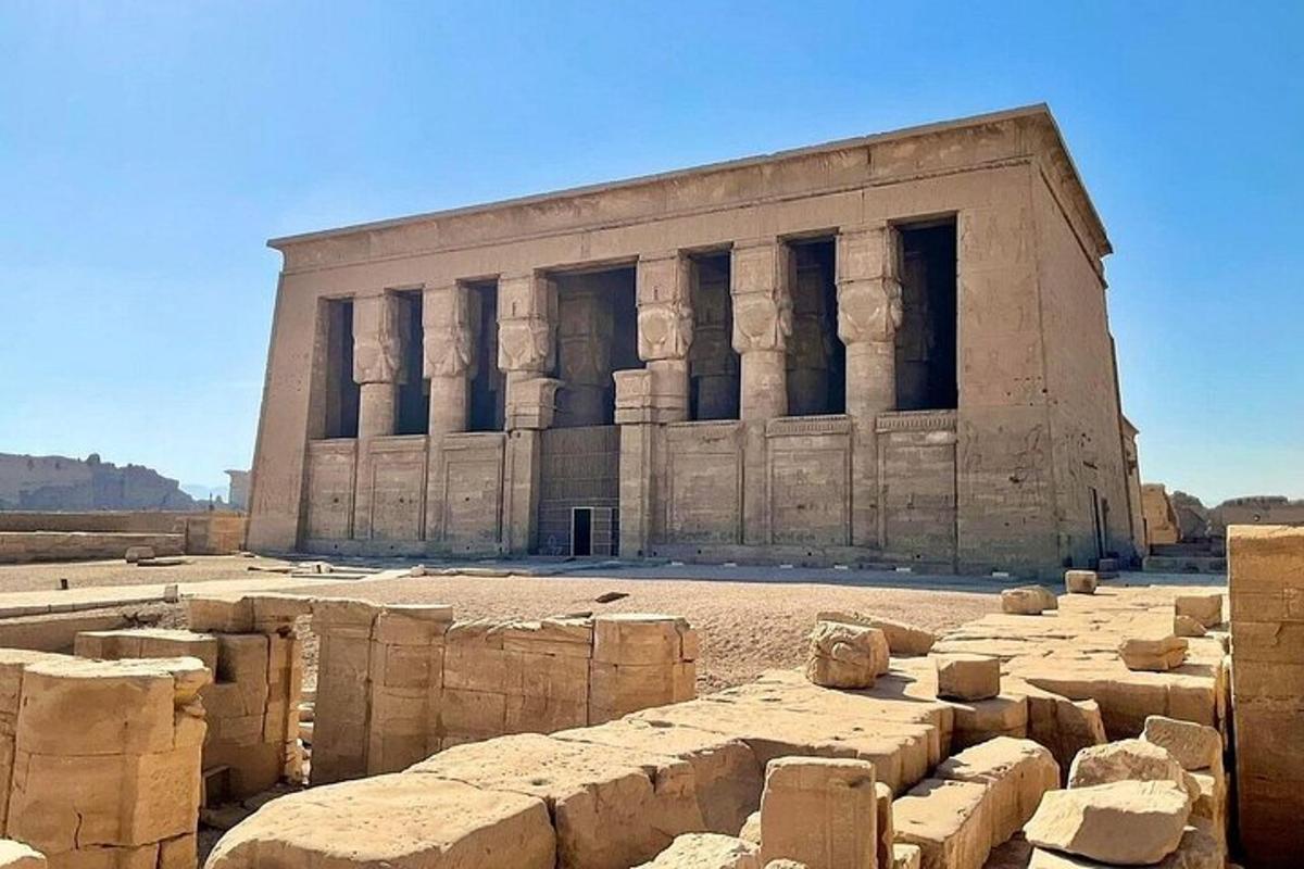 Un gran edificio con columnas en el frente.