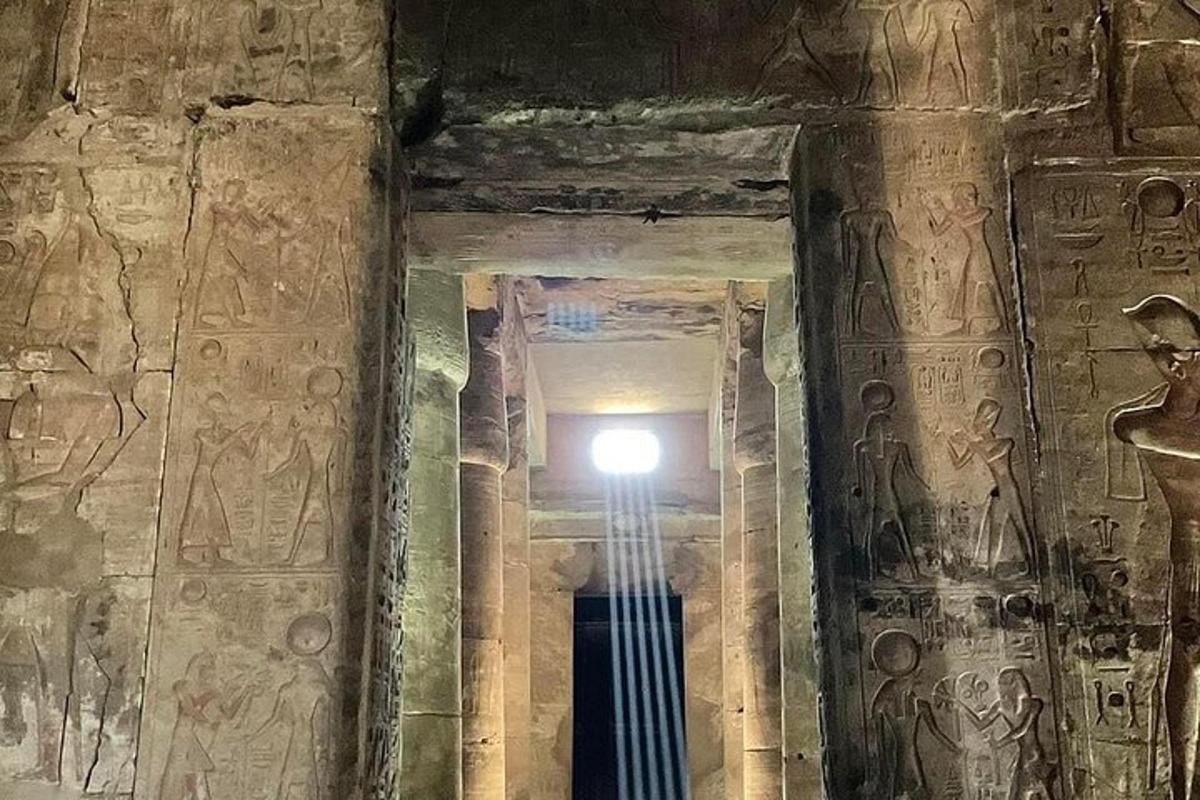 Una luz en una cueva con pinturas en las paredes.