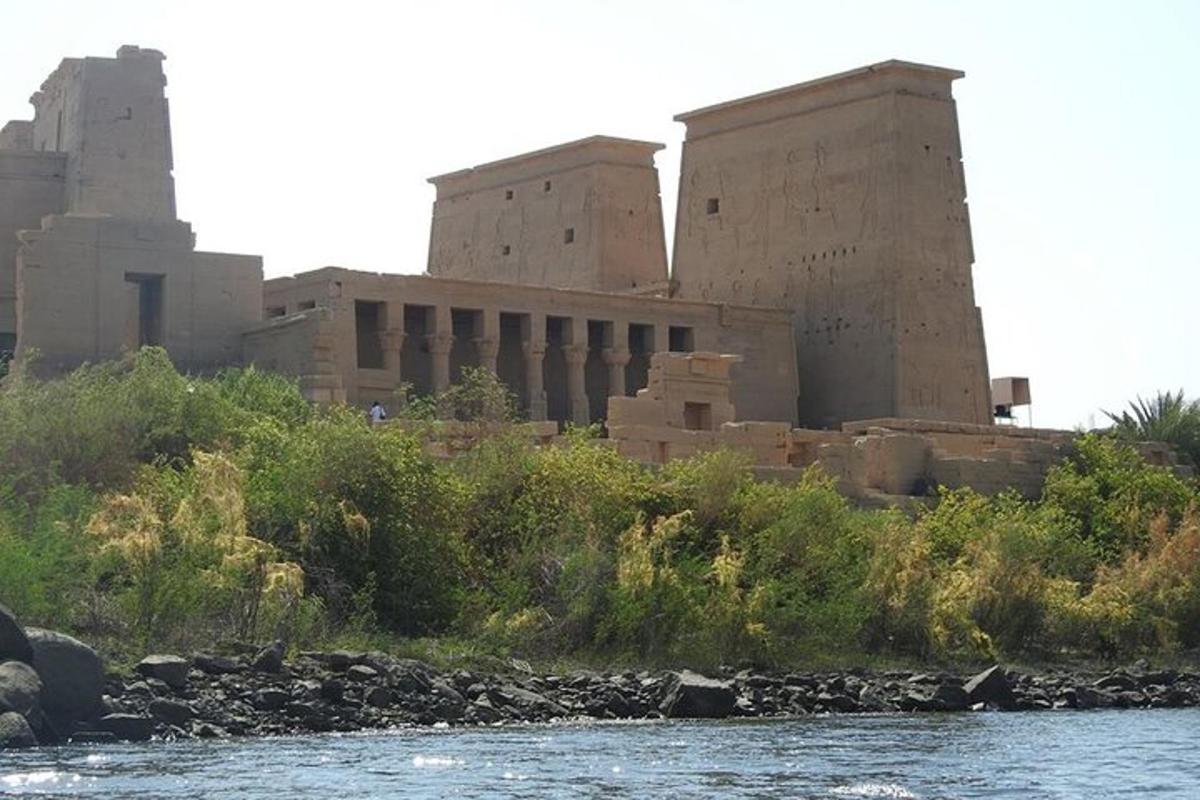 un edifici a la vora d'un riu