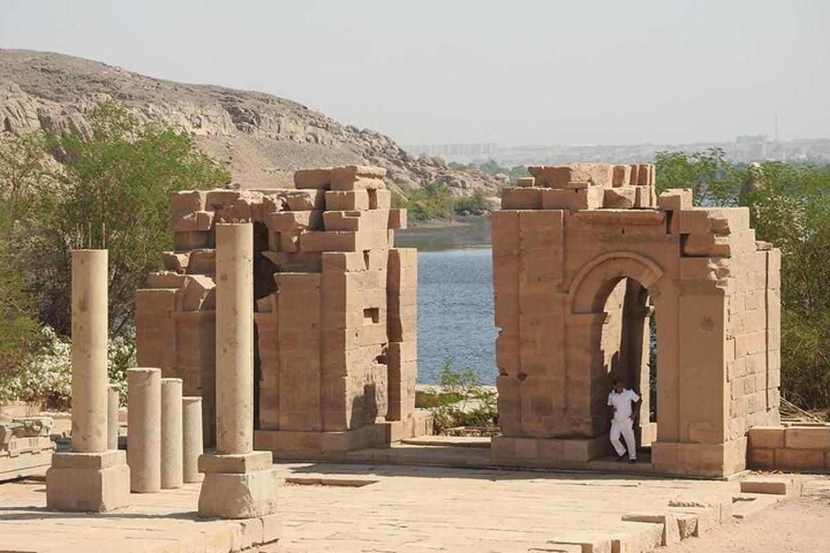una persona dempeus en un arc d'un edifici amb aigua
