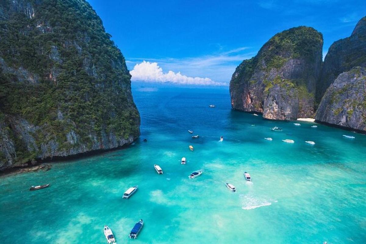 một nhóm thuyền trên mặt nước trong một vịnh có vách đá vôi