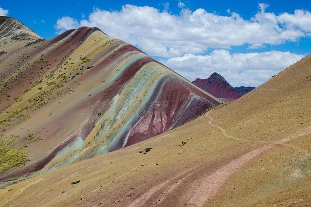 جبل به ألوان قوس قزح على جانبه