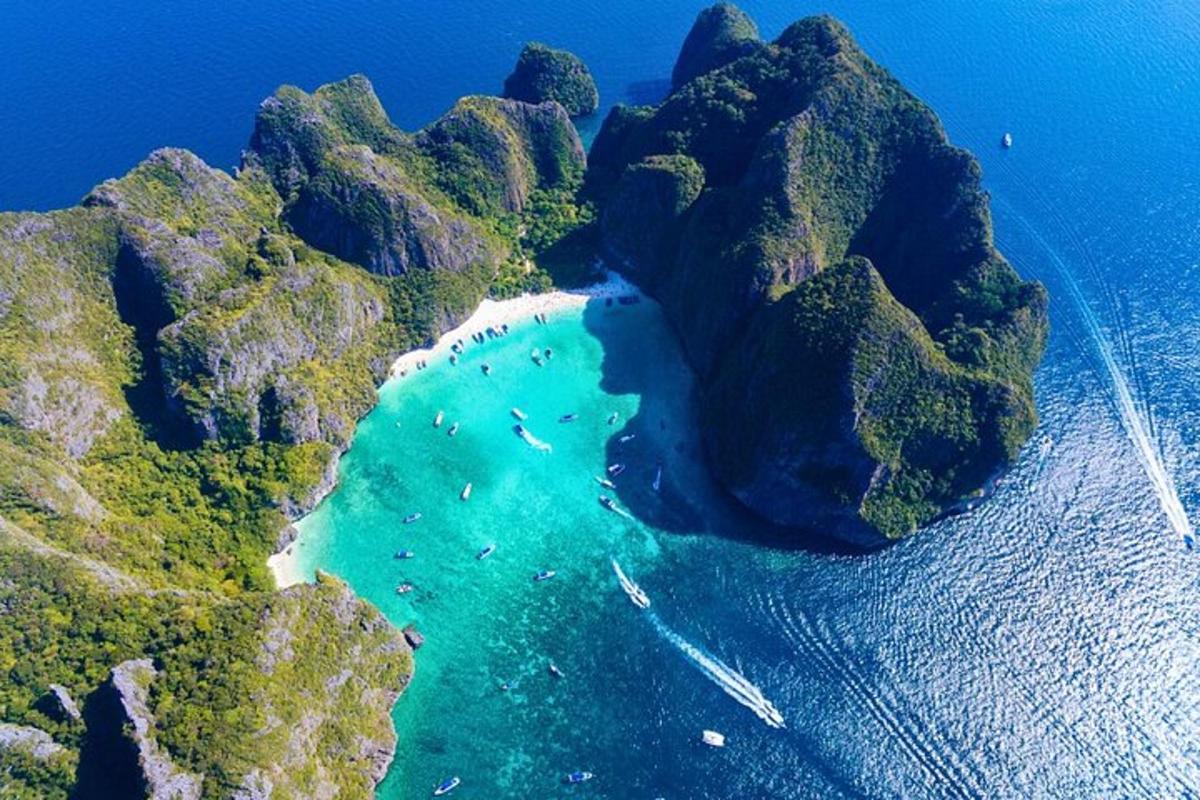 zračni pogled na plažo s čolni v vodi