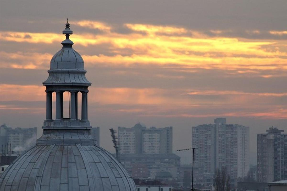 un edificio con una torre encima