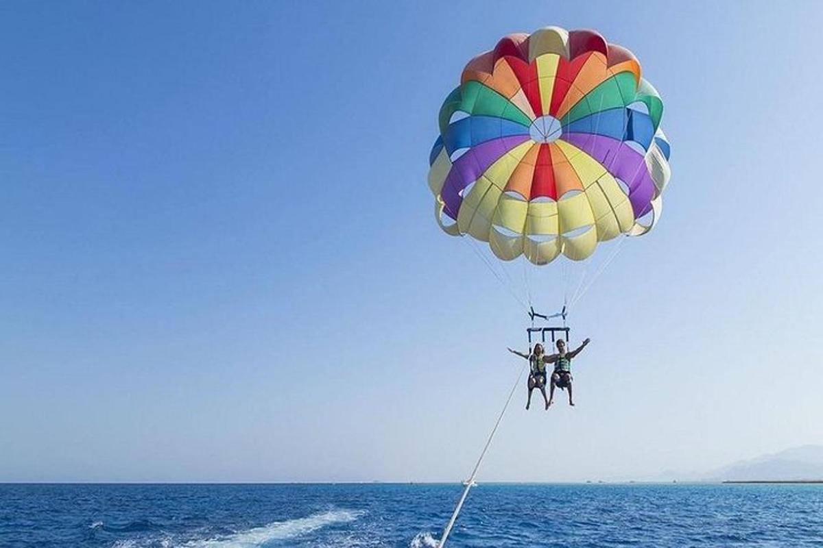 due persone stanno sorvolando l'oceano con un paracadute