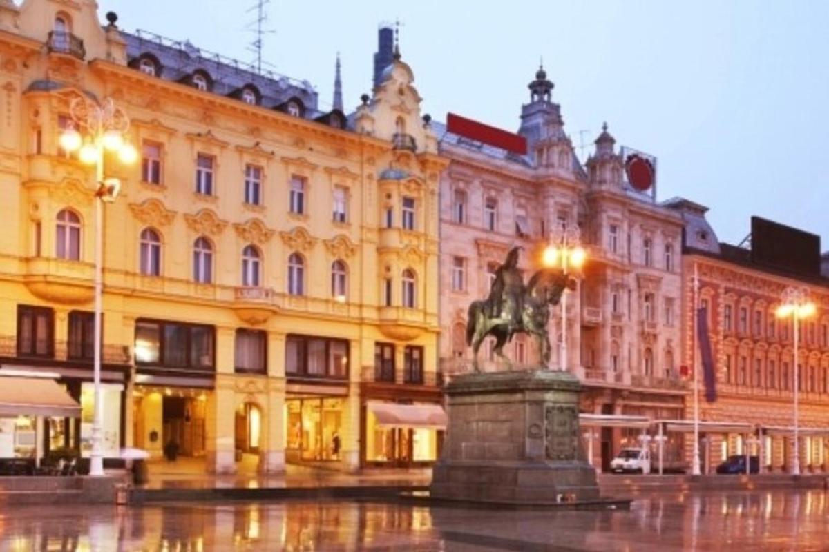 socha před velkou budovou