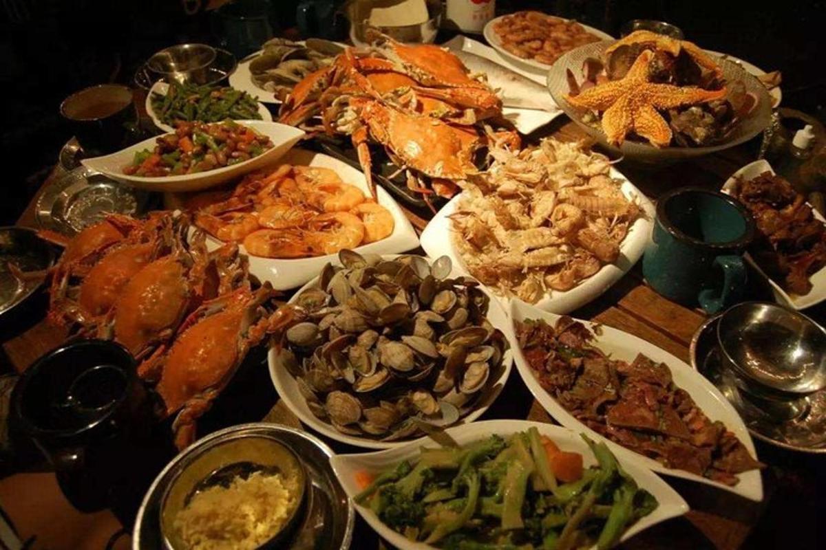 해산물과 기타 음식이 담긴 많은 접시가 놓인 테이블