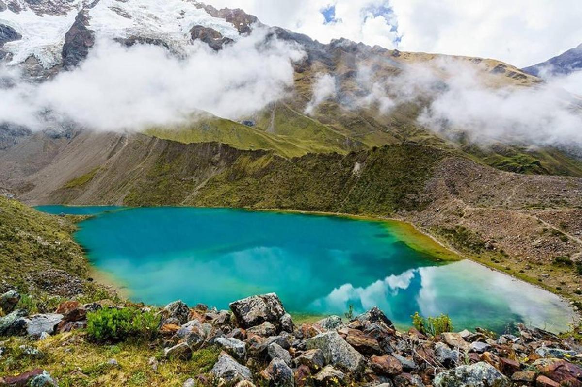 una vista d'un llac blau a les muntanyes