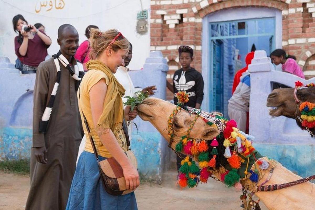 una donna in piedi accanto a una mucca con dei fiori sul viso