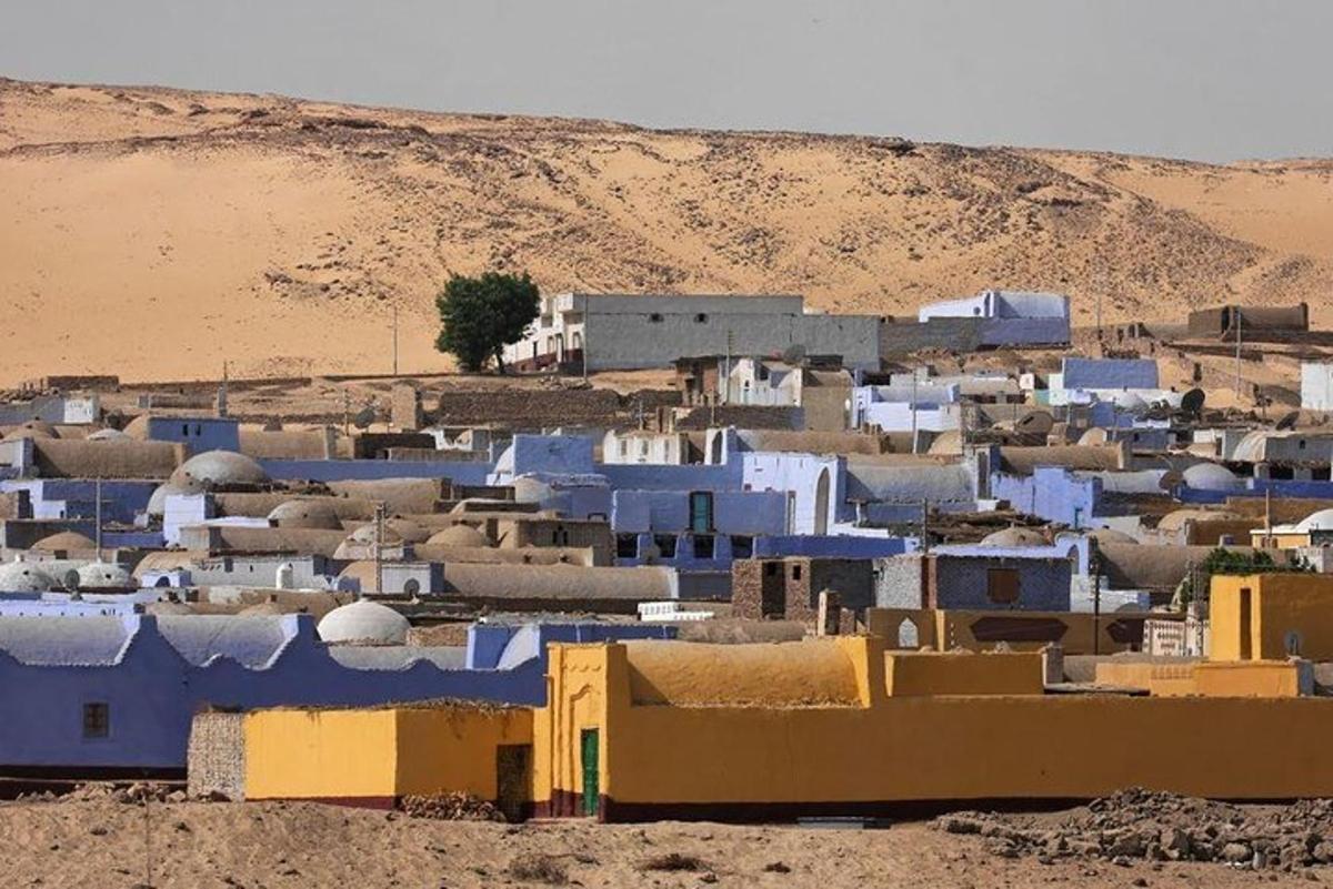un villaggio nel deserto con edifici blu e gialli
