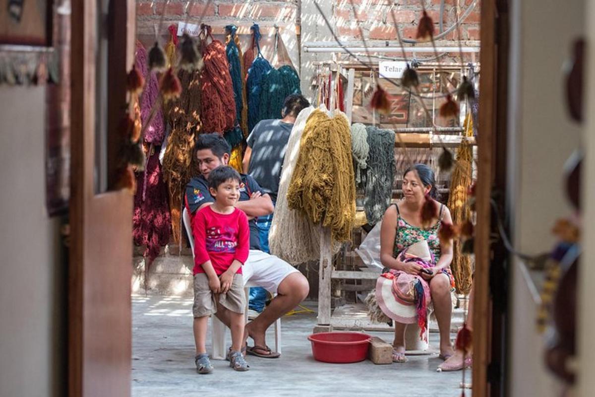 ένας άντρας, μια γυναίκα και ένα παιδί σε ένα μαγαζί