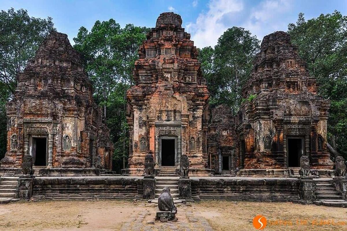 dua kuil batu besar dengan burung berdiri di hadapan