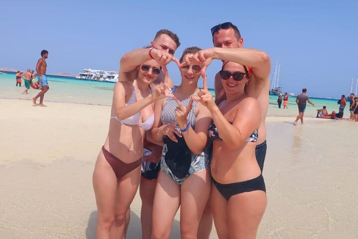 sekumpulan orang dalam pakaian mandi di pantai
