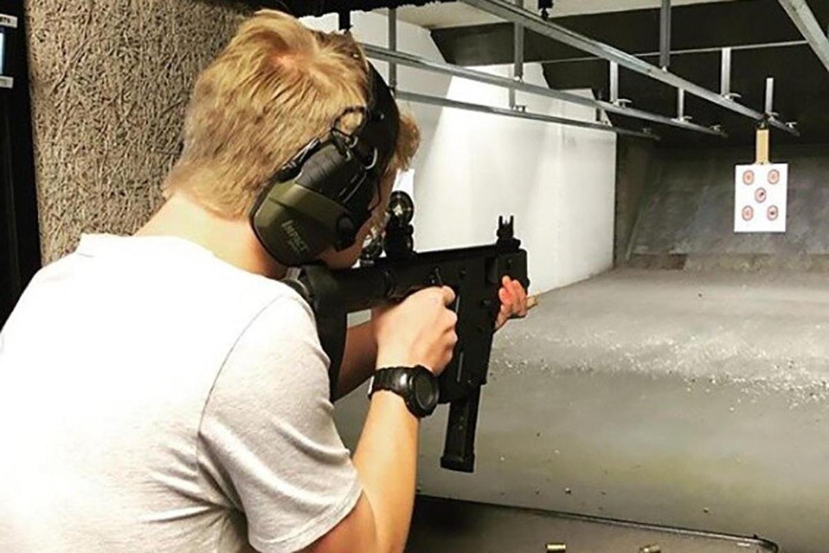 egy maszkot viselő férfi fegyvert tart a kezében