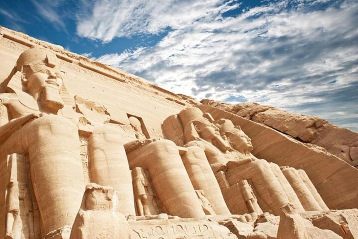 et gammelt tempel i ørkenen med en overskyet himmel