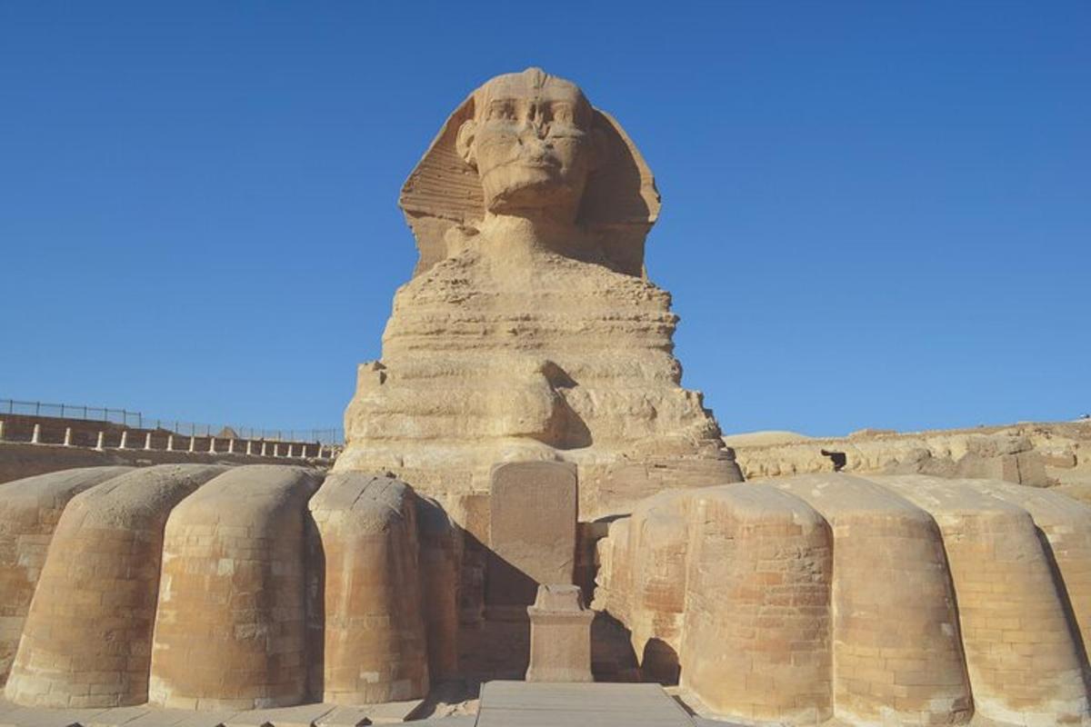 patung sphinx di sisi bangunan