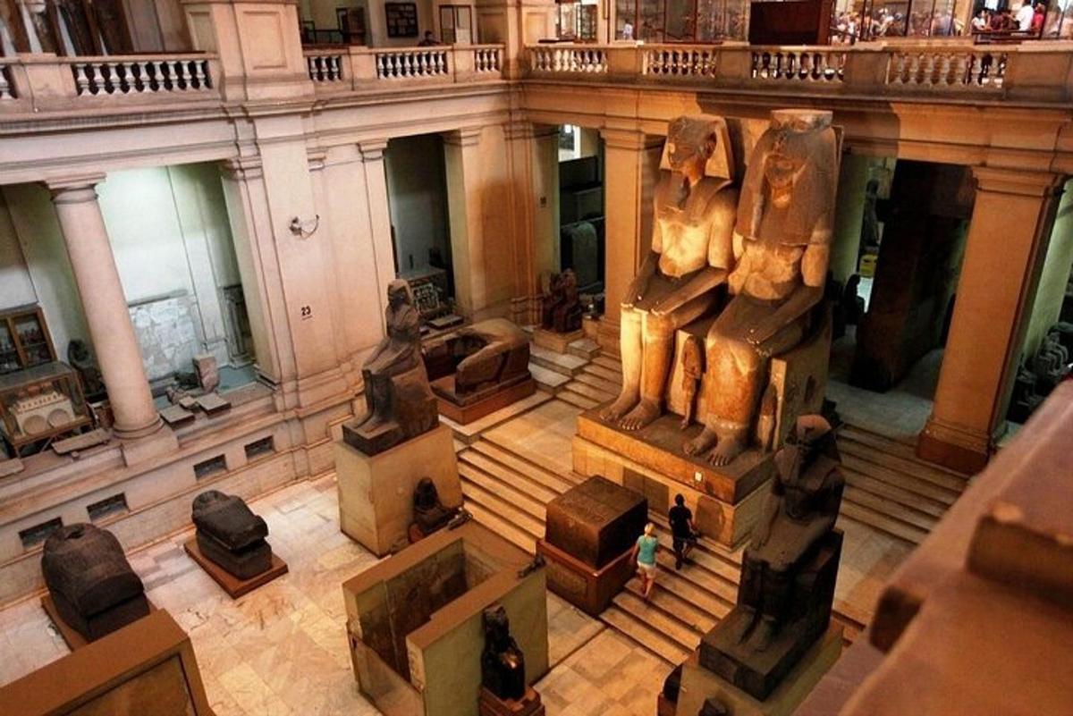Una vista aérea de un museo con artefactos en exhibición.