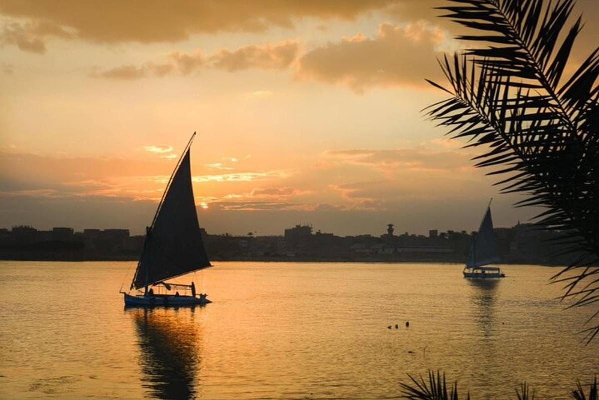 twee zeilboten op het water bij zonsondergang
