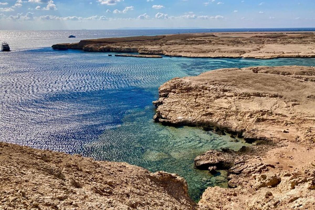 en stor vannmasse med steiner og havet