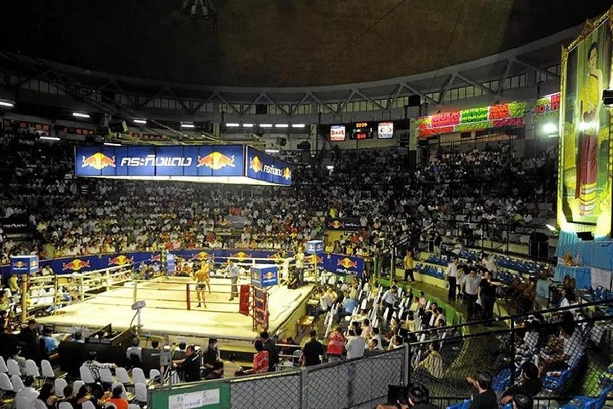 dav lidí sledujících boxerský zápas na stadionu