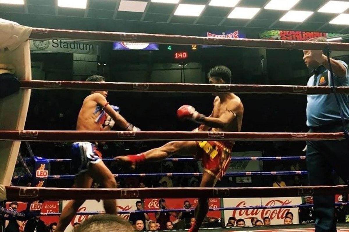 un gruppo di uomini che combattono in un incontro di boxe