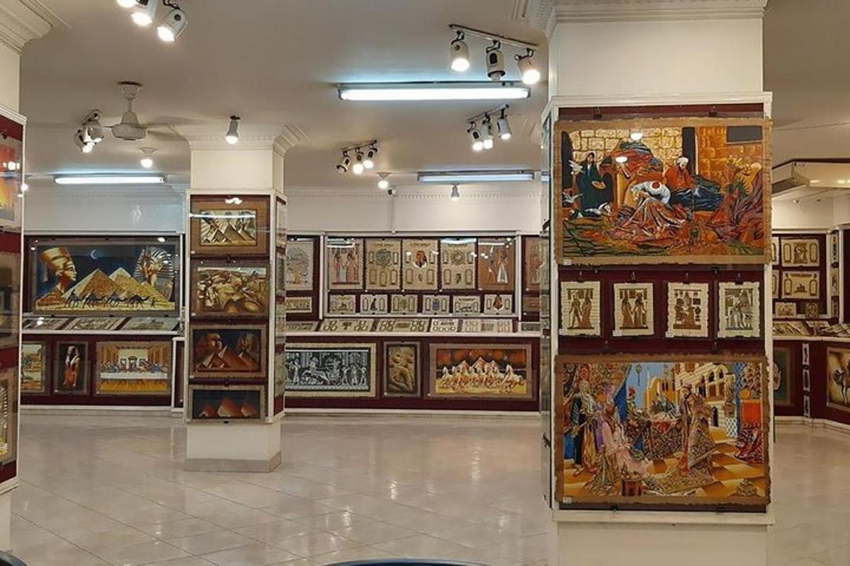 uma grande sala cheia de obras de arte em exposição