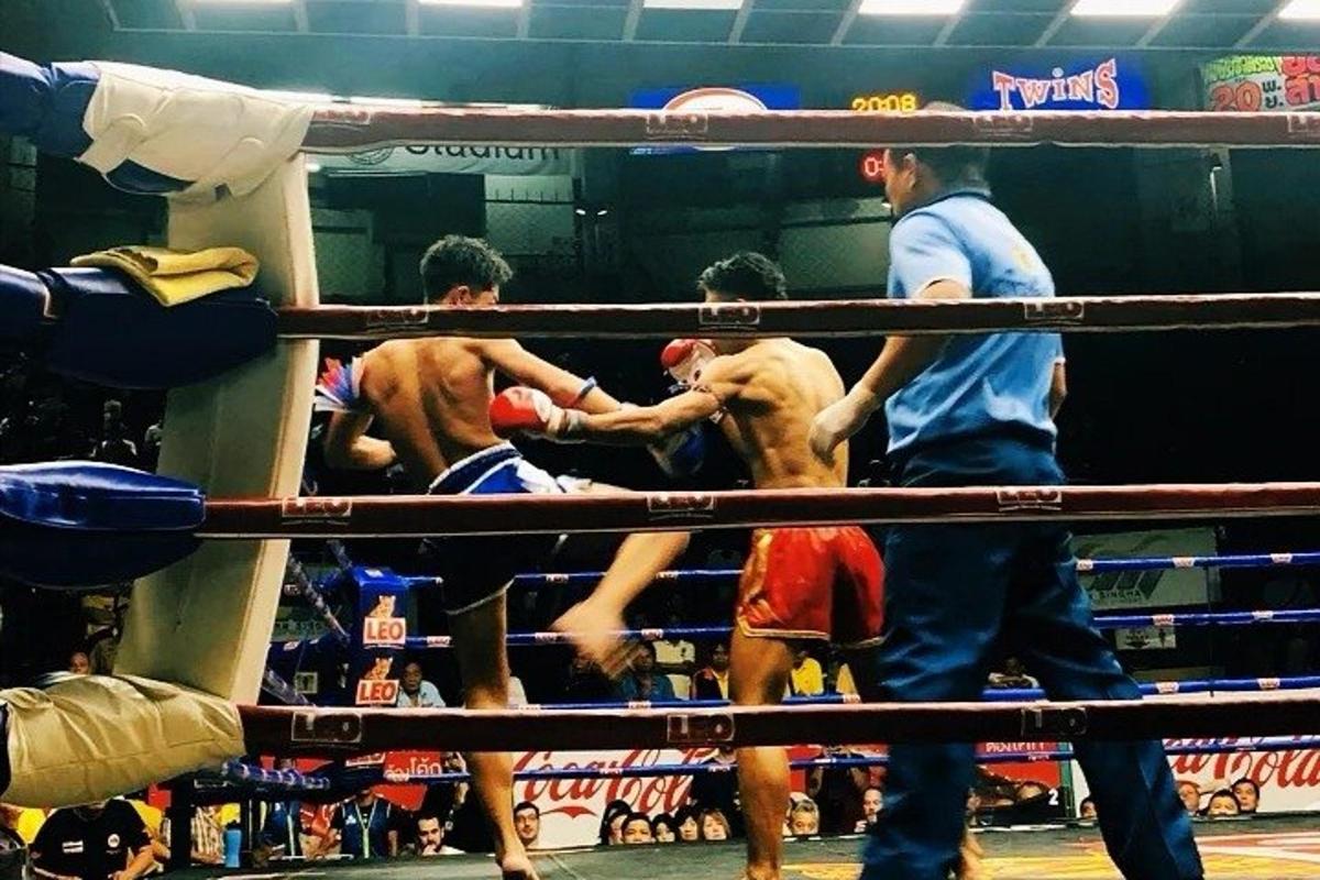 skupina mužů boxujících v boxerském ringu