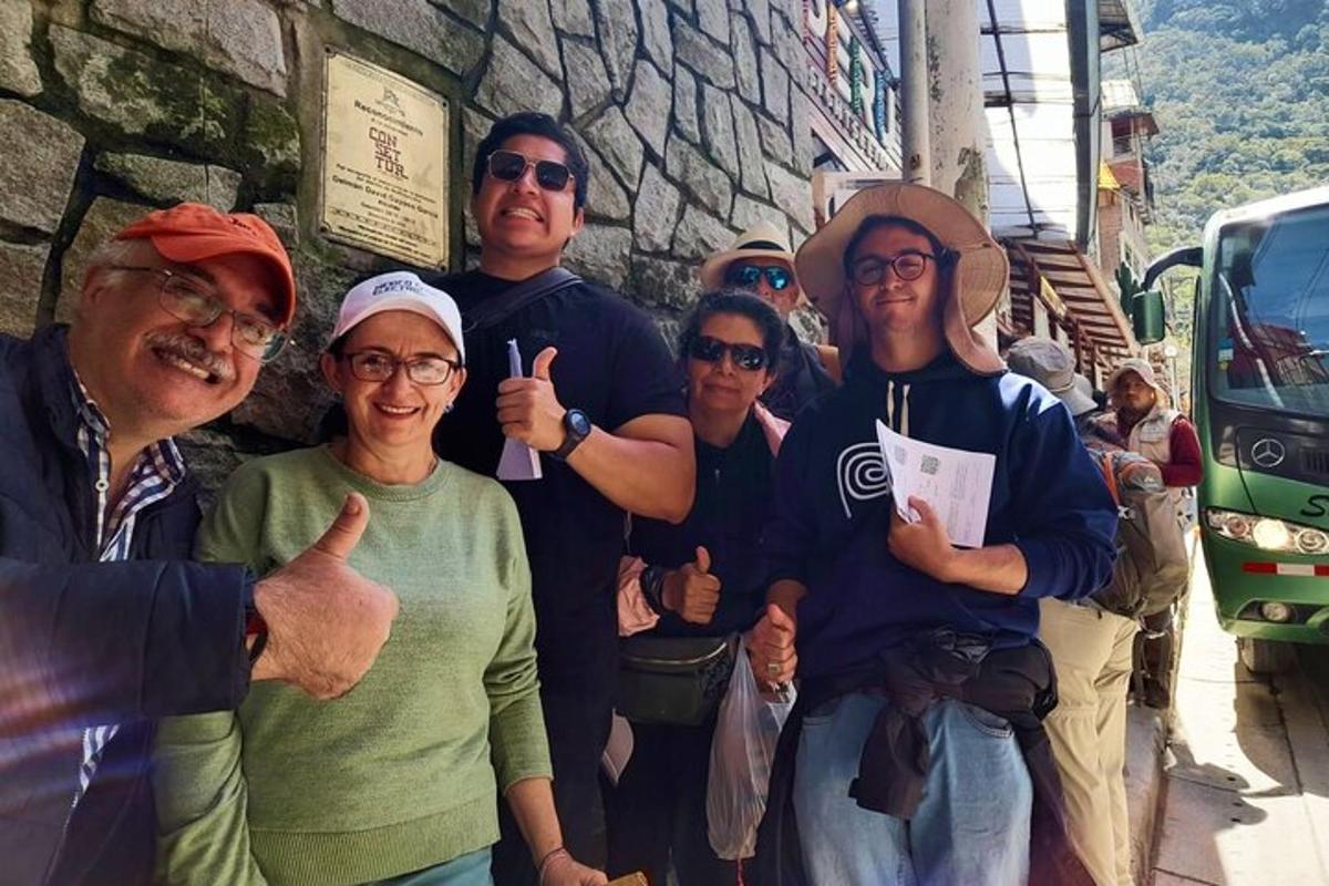 un grupo de personas posando para una foto