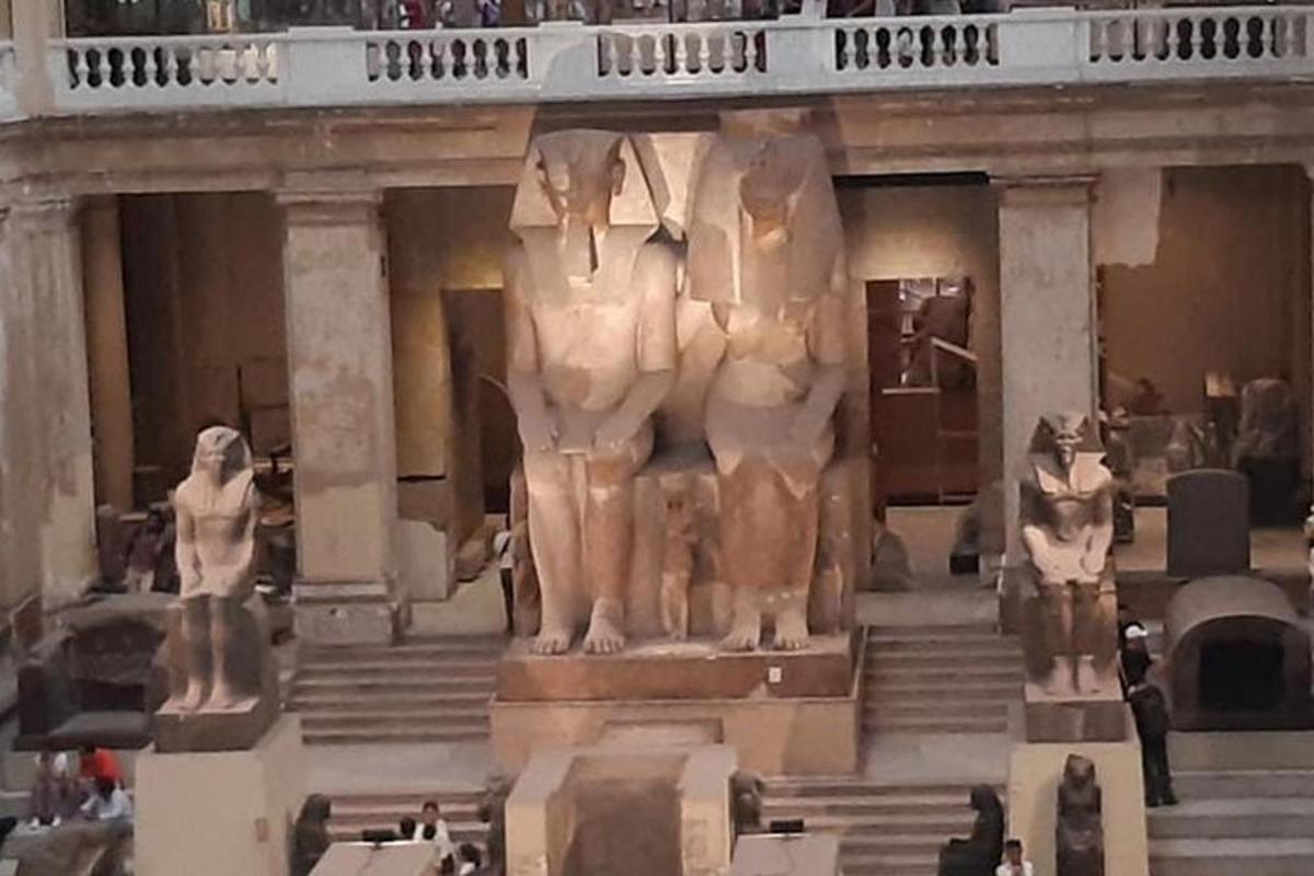 Una vista de un museo con una estatua al frente.