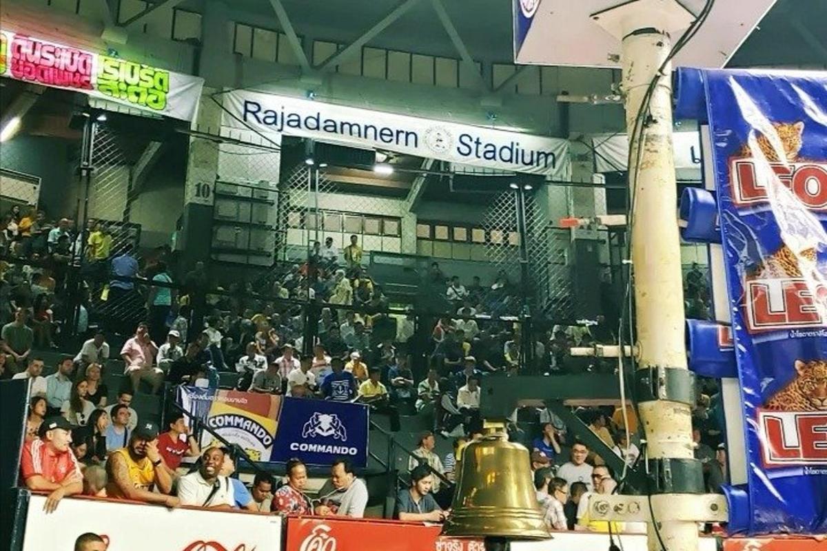 velký dav lidí sedících na stadionu