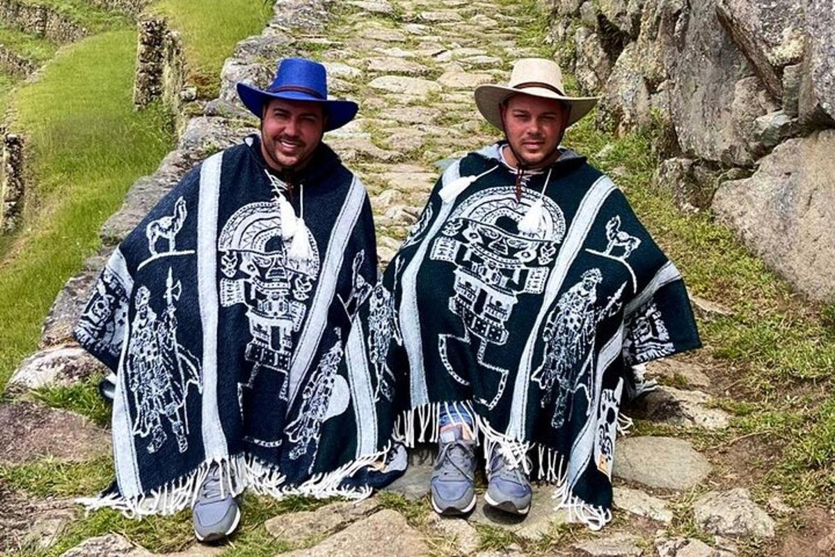 Dos hombres están parados en un camino de piedra.