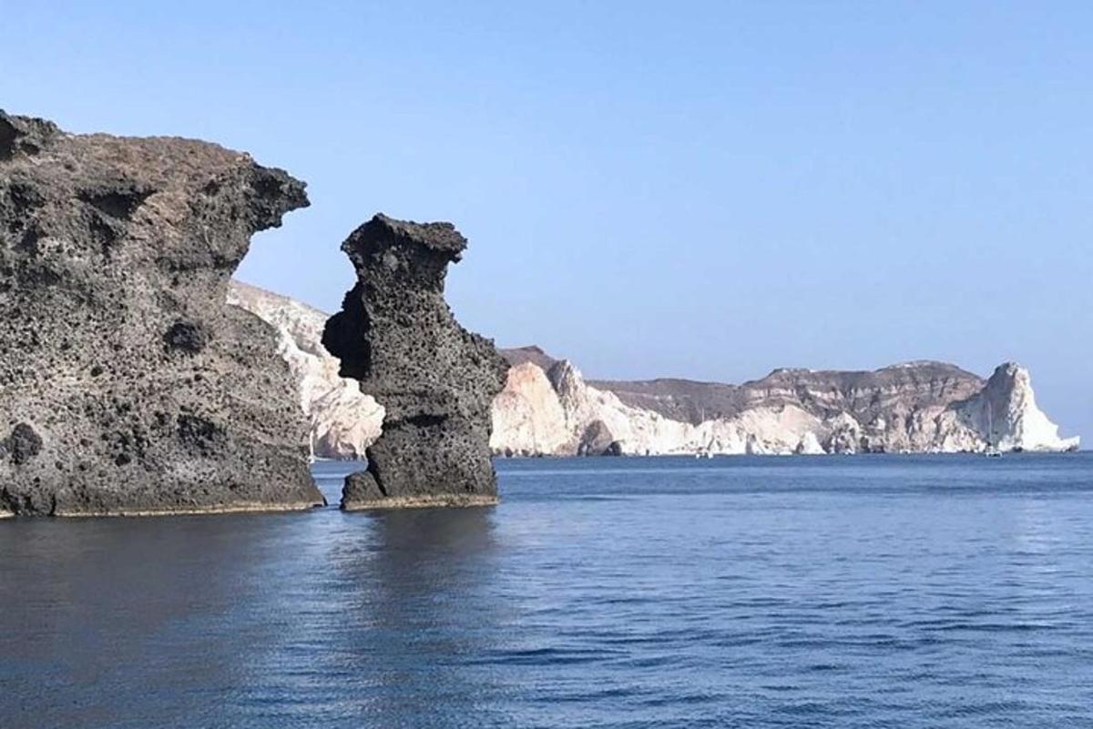pohled na oceán s kameny ve vodě
