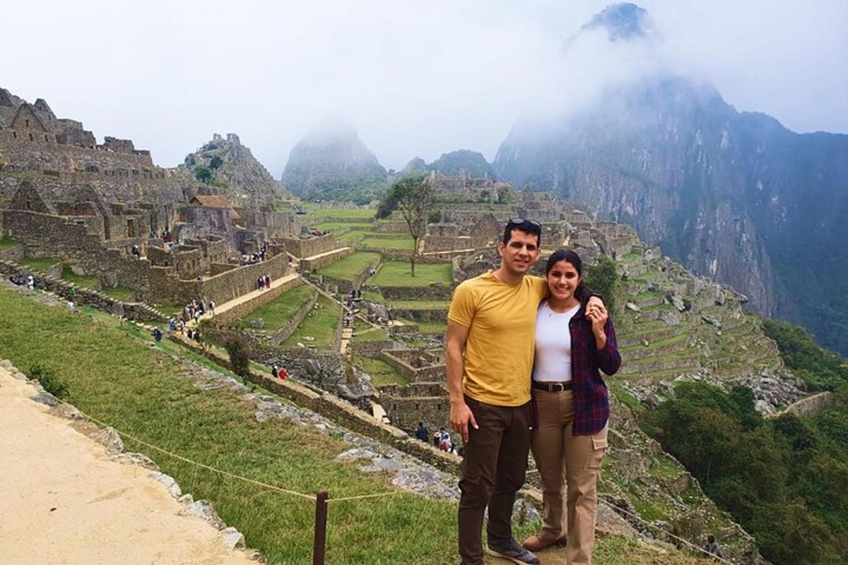 Un hombre y una mujer de pie en la cima de una montaña