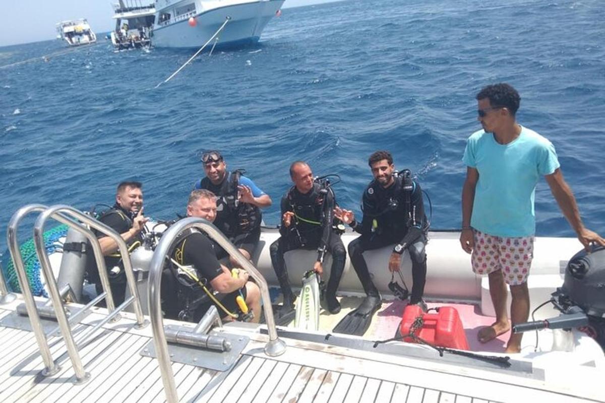 um grupo de homens em um barco na água